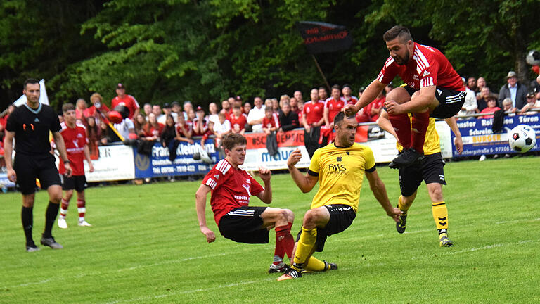 Fußball-Relegation: Der TSV Wollbach II gewinnt gegen die DJK Schlimpfhof - Den Sprung in die A-Klasse erneut verpasst hat die DJK Schlimpfhof (rote Trikots) mit der 1:2-Niederlage gegen den TSV Wollbach II. Fußball-Relegation: Der TSV Wollbach II gewinnt gegen die DJK Schlimpfhof - Den Sprung in die A-Klasse erneut verpasst hat die DJK Schlimpfhof (rote Trikots) mit der 1:2-Niederlage gegen den TSV Wollbach II.