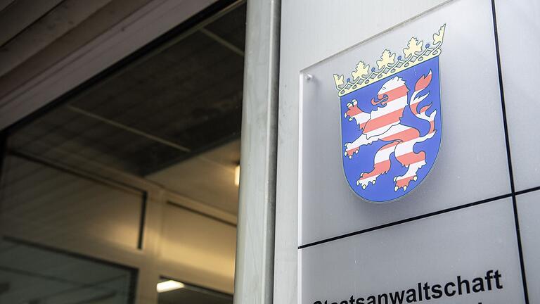 Staatsanwaltschaft Frankfurt am Main       -  Ein ehemaliger Jugend-Fußballtrainer soll nach Angaben von Polizei und Staatsanwaltschaft sexuelle Übergriffe an minderjährigen Jungen begangen und ihnen Betäubungsmittel verabreicht haben. (Archivbild)