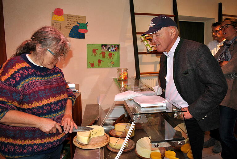 Einkauf im Hofladen: Landrat Thomas Habermann interessierte sich für Käse und Joghurt.