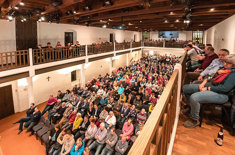 In der Haßfurter Stadthalle folgten 400 Besucher den Ausführungen der drei Haßfurter Bürgermeister-Kandidaten.