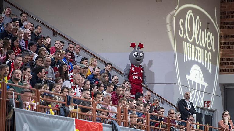 Wann werden wieder Menschen so eng beisammen ein Basketball-Spiel sehen?