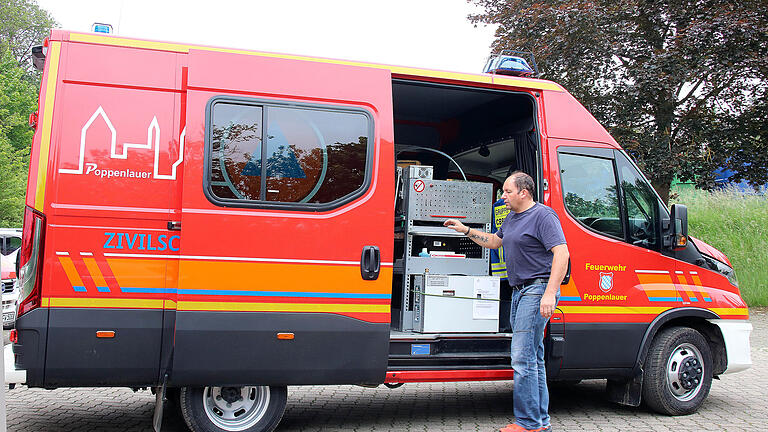 Vollgestopft mit Elektronik für Messung von Chemikalien, giftigen Gasen, Radioaktivität und anderen Gefahren ist der neue Wagen, den hier der Kommandant der Poppenläurer Feuerwehr, Dominik Blümlein präsentiert.       -  Vollgestopft mit Elektronik für Messung von Chemikalien, giftigen Gasen, Radioaktivität und anderen Gefahren ist der neue Wagen, den hier der Kommandant der Poppenläurer Feuerwehr, Dominik Blümlein präsentiert.