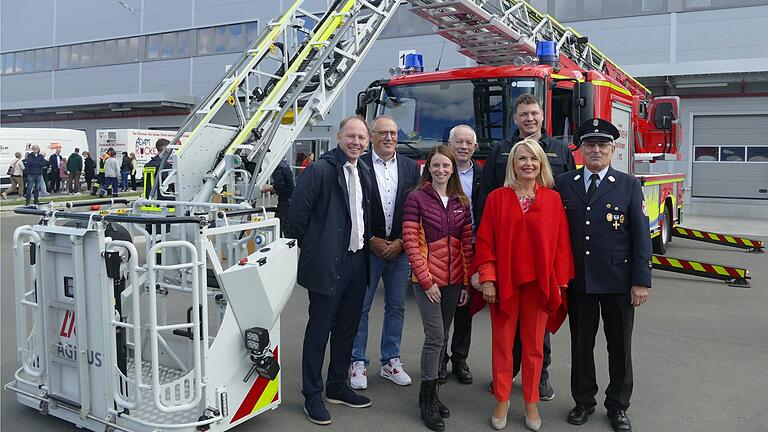 Mit abknickbarem Korb: Über die neue Kitzinger Drehleiter freuen sich (von links) OB Stefan Güntner, Betriebsleiter Christian Leipold, Feuerwehrreferentin Sabrina Stemplowski, Dekan Gerhard Spöckl, Landrätin Tamara Bischof, Kreisbrandinspektor Patrick Stein und Gerhard Bücherl vom Führungsteam der Kitzinger Feuerwehr über die imposante Neuanschaffung und deren Indienststellung.