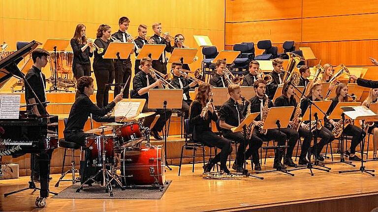 MPG Senior Bigband Würzburg       -  Marcel Steinrichter leitete die Senior Big Band des Martin-Pollich-Gymnasiums beim Musikfest in Würzburg und sorgte gemeinsam mit den Musikern für Beifallsstürme.