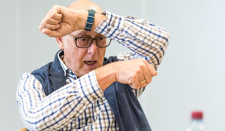 Den Kopf auf dem linken Unterarm abgelegt, eine Kneifzange in der rechten Hand, robbte Berthold Dücker durch das Minenfeld.