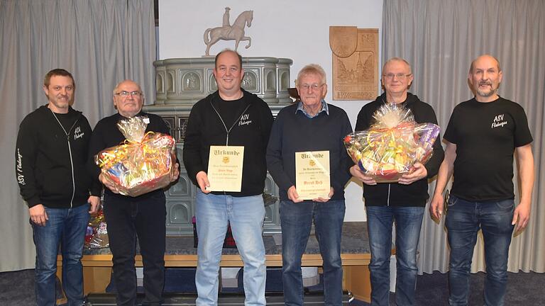 Vorsitzender Matthias Görig (rechts) ernannte zusammen mit seinem Stellvertreter Christian Lenkl (links) Bernd Heß (Dritter von rechts) zum Ehrenmitglied des ASV Fladungen. Des Weiteren wurden Peter Vogt (Dritter von links) und Markus Trecco (nicht im Bild) für 25 Jahre Mitgliedschaft geehrt. Ein besonderes Dankeschön ging an Dieter Görig (Zweiter von rechts) und Helmut Sopp (Zweiter von links), die über Jahrzehnte hinweg aktiv in der Vorstandschaft tätig waren.