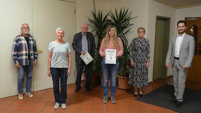 Ehrende und Geehrte des Historischen Förderkreises: (von links) Erster Vorsitzender Bernd Ehrlitzer, Schriftführerin Gabriele Denner, der Geehrte Walter Bernhardt, Katrin Haas, die die Ehrung für ihren Gatten Gerald entgegennahm, Schatzmeisterin Helene Schöner und Erster Bürgermeister Manuel Kneuer.