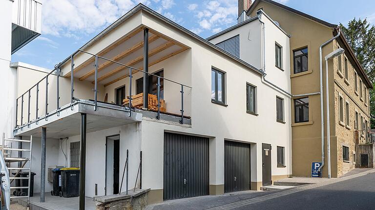 Im Anbau aus den 1970er-Jahren ist das Bistro untergebracht, dessen neue Terrasse gerade fertiggestellt wird.