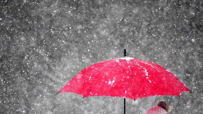 Auch wenn es am Wochenende in Unterfranken nicht überall schneit: Einen Regenschirm sollte man vor allem am Samstag dabei haben.