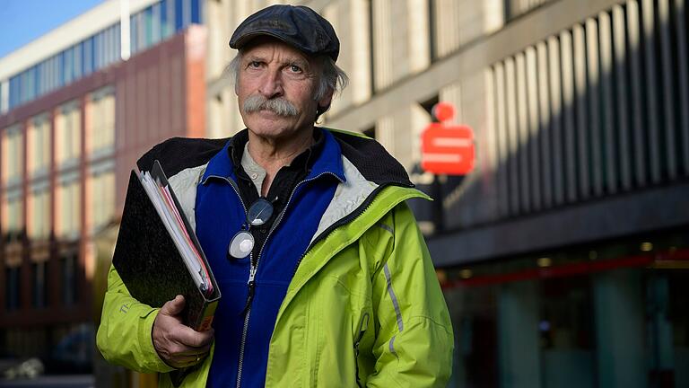 Todesfälle und bürokratische Hürden: Vor gut einem Jahr war ein Rentner aus Höchberg wegen einer ungültigen Vollmacht verzweifelt. Nun bewerten er und die Sparkasse den Fall im Rückblick.