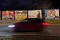 Fünf große Wahlplakate mit den Spitzenkandidaten der (von links) Grünen, SPD, FDP und CSU/CDU hingen zur Bundestagswahl am Kreisverkehr in Volkach an der Gaibacher Straße.