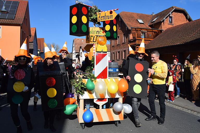 Buntes Faschingstreiben in Hafenlohr am Sonntag. Auch für Windheim war die Ampel in Hafenlohr Thema. Buntes Faschingstreiben in Hafenlohr am Sonntag. Auch für Windheim war die Ampel in Hafenlohr Thema.