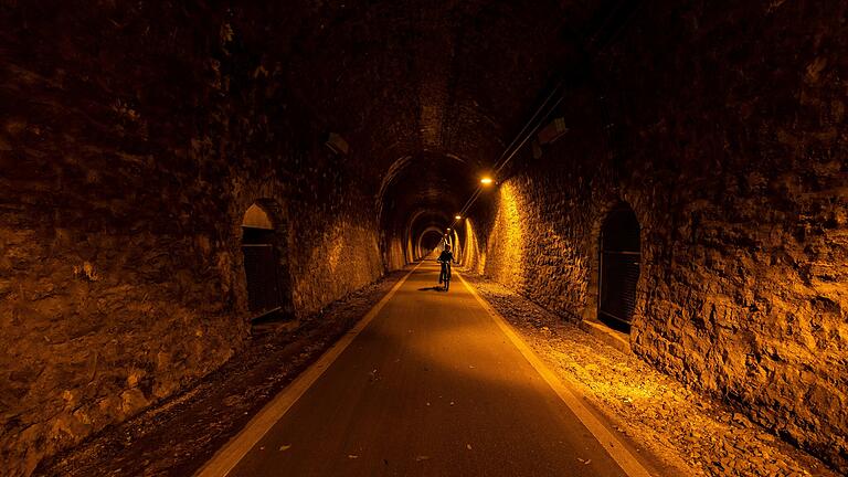 Das ist auch für die Bewohner und Besucher der Bayerischen Rhön interessant: Hessens längster Fahrradtunnel, der 1172 Meter lange Milseburgtunnel, wird am 11. April geöffnet. Das ist auch für die Bewohner und Besucher der Bayerischen Rhön interessant: Hessens längster Fahrradtunnel, der 1172 Meter lange Milseburgtunnel, wird am 11. April geöffnet. 