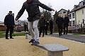 Balanceakt auf dem Gummiband: Die Slackline wurde bei der Übergabe des Bewegungsparcours gleich getestet.