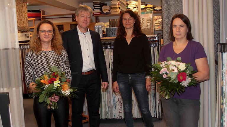 Die Mitarbeiterinnen Jutta Berisha (links) und Tatjana Neuner (rechts) wurden für ihre 25-jährige Betriebstreue besonders ausgezeichnet von Matthias und Sonja Stolz. Die Mitarbeiterinnen Jutta Berisha (links) und Tatjana Neuner (rechts) wurden für ihre 25-jährige Betriebstreue besonders ausgezeichnet von Matthias und Sonja Stolz.