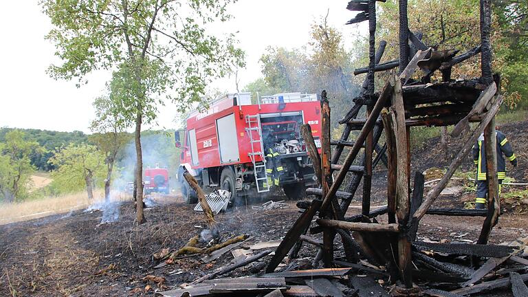 Auf den Weg den Hang des Kohlenbergs hinauf hat das Feuer zahlreiche Grundstücke verwüstet. - Auf den Weg den Hang des Kohlenbergs hinauf hat das Feuer zahlreiche Grundstücke verwüstet. Auf den Weg den Hang des Kohlenbergs hinauf hat das Feuer zahlreiche Grundstücke verwüstet. - Auf den Weg den Hang des Kohlenbergs hinauf hat das Feuer zahlreiche Grundstücke verwüstet.