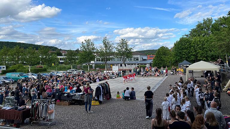 Ein Bild vom  Mädelsflohmarkt 2022 mit Fitnessvorführung.