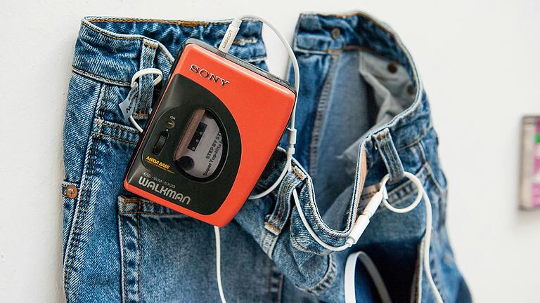 Die 1964er hörten ihre Musik im Walkman und ertrotzten sich das Tragen von Jeans auch zu Anlässen, an denen eigentlich eine 'Stoffhose' gefordert war. Die 1964er hörten ihre Musik im Walkman und ertrotzten sich das Tragen von Jeans auch zu Anlässen, an denen eigentlich eine 'Stoffhose' gefordert war.