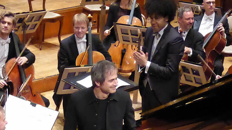 Piotr Anderszewski war der Solist in Mozarts Klavierkonzert KV 453. Der Venezolaner Rafael Payare stand am Pult. Foto: Ahnert - Piotr Anderszewski war der Solist in Mozarts Klavierkonzert KV 453. Der Venezolaner Rafael Payare stand am Pult. Foto: Ahnert Piotr Anderszewski war der Solist in Mozarts Klavierkonzert KV 453. Der Venezolaner Rafael Payare stand am Pult. Foto: Ahnert - Piotr Anderszewski war der Solist in Mozarts Klavierkonzert KV 453. Der Venezolaner Rafael Payare stand am Pult. Foto: Ahnert