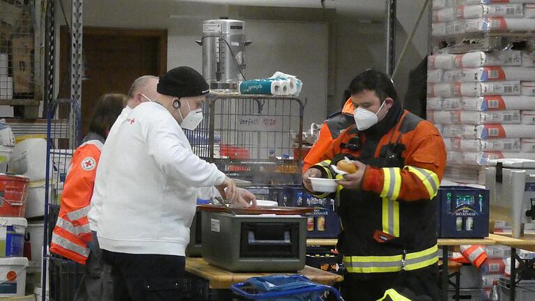 In der Lagerhalle eines in der Nähe liegenden Malerbetriebes verpflegte das BRK die Feuerwehrleute. In der Lagerhalle eines in der Nähe liegenden Malerbetriebes verpflegte das BRK die Feuerwehrleute. 