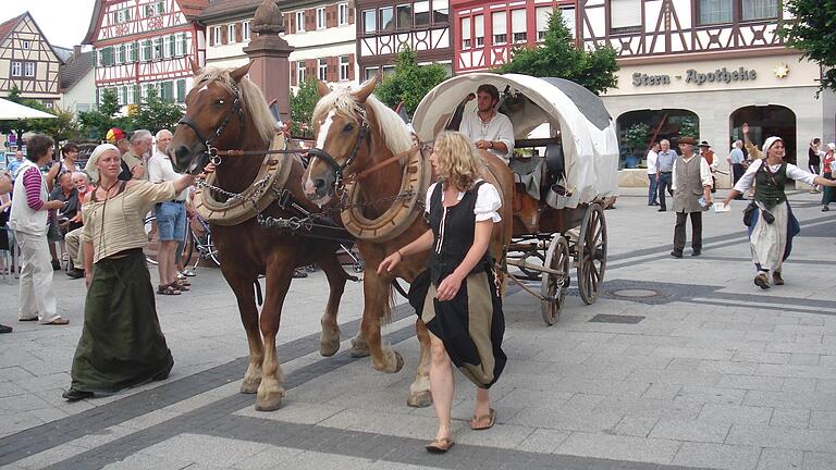 Auf seiner 14-tägigen Tour macht der historische Kaufmannszug am Dienstag, 6. Juni, gegen 16 Uhr auch in Tauberbischofsheim auf dem Marktplatz Halt.