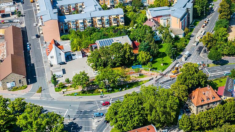 Die Obertorkreuzung ist Baustelle. Ein Teil der Niederwerrner Straße vor dem Obertor ist seit Freitag gesperrt.