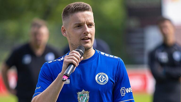 FV-Kapitän Dennie Michel bei der Mannschaftsvorstellung. Der FV 04 Würzburg ist mit der Vorgabe in die Saison gegangen, in der Fußball-Bayernliga vor allem auf den eigenen Nachwuchs zu setzen. FV-Kapitän Dennie Michel bei der Mannschaftsvorstellung. Der FV 04 Würzburg ist mit der Vorgabe in die Saison gegangen, in der Fußball-Bayernliga vor allem auf den eigenen Nachwuchs zu setzen.