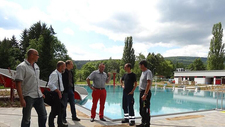 Letzte Lagebesprechung vor der Eröffnung. Letzte Lagebesprechung vor der Eröffnung.