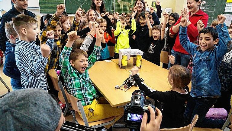 Die Klassen 3a und 3b der Auen-Grundschule Schweinfurt zeigen für einen Video-Dreh, wie ihr Hundekot-Roboter funktioniert.
