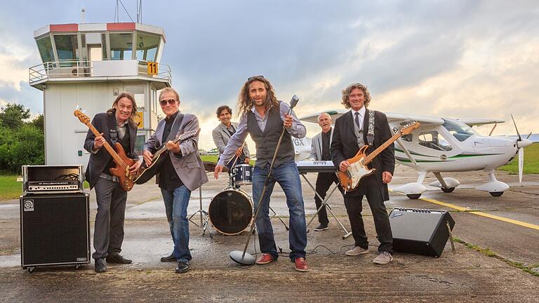 Die 'The Jets, feat. Jerry James' und 'Kleeblatt Reloaded' gastieren im Bildhäuser Hof. Die 'The Jets, feat. Jerry James' und 'Kleeblatt Reloaded' gastieren im Bildhäuser Hof.