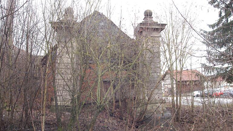 Das noch stark zugewachsene Festungstor an der Juliuspromenade soll im Zuge des Baus der 16 Doppelhaushälften wieder zugänglich gemacht werden. Das noch stark zugewachsene Festungstor an der Juliuspromenade soll im Zuge des Baus der 16 Doppelhaushälften wieder zugänglich gemacht werden.