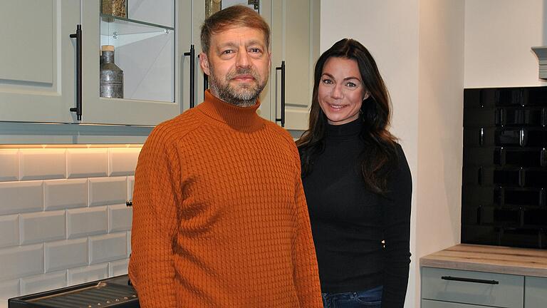 Jens Weigand und Marina Kraus müssen aufgrund der Engpässe bei den Küchengeräte-Herstellern viel Mehrarbeit leisten. Jens Weigand und Marina Kraus müssen aufgrund der Engpässe bei den Küchengeräte-Herstellern viel Mehrarbeit leisten.