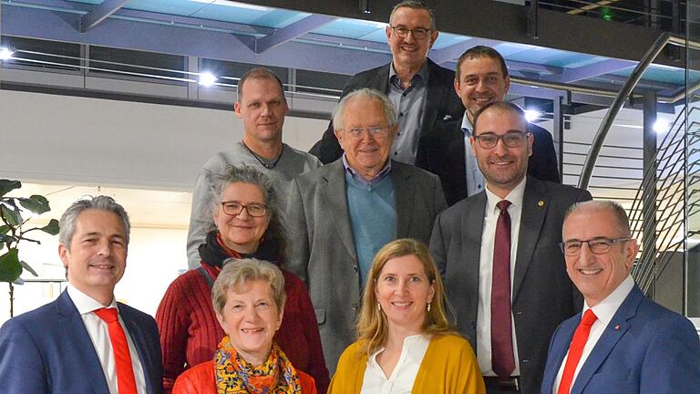 Spendenübergabe an die Vereine und Institutionen mit Vorstandsvorsitzender Peter Schleich (links) und Vorstandsmitglied Roberto Nernosi (rechts). Spendenübergabe an die Vereine und Institutionen mit Vorstandsvorsitzender Peter Schleich (links) und Vorstandsmitglied Roberto Nernosi (rechts).