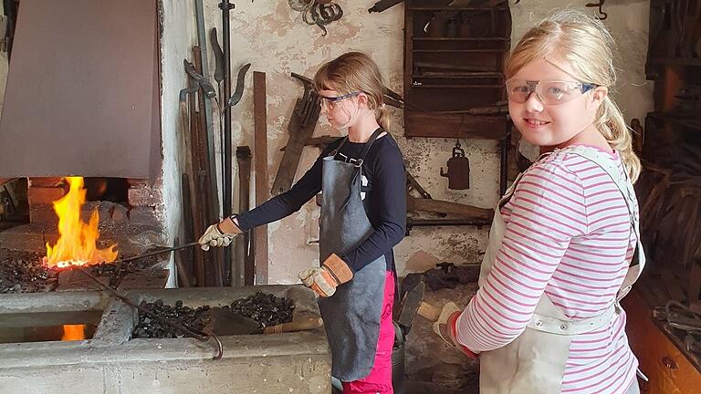 Schmieden mit Kindern im Elfleinshäusla. Schmieden mit Kindern im Elfleinshäusla.