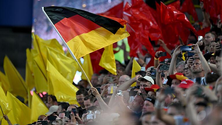 Deutsche Fans       -  Viele Fans sorgen im Stadion für Stimmung. Sie wollen dabei keine Influencer unter sich.