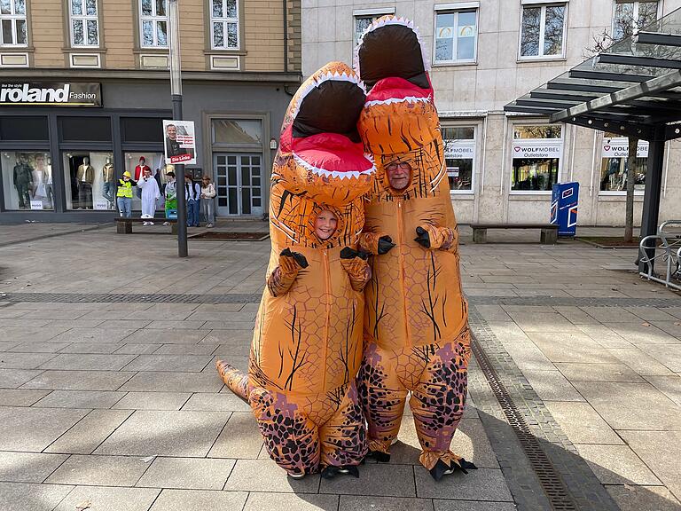 Das Vater-Sohn-Duo Kevin und Collin aus Schweinfurt, verkleidet als Dinosaurier.
