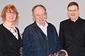 Jahrzehntelang hatte Hubert Bettinger (Mitte) Hausmeister- und Schließdienste in der katholischen Pfarrgemeinde Euerbach übernommen. Bei seiner Verabschiedung dankten ihm Pfarrer Markus Grzibek (rechts) und Pfarrgemeinderatsvorsitzende Andrea Lettowsky.