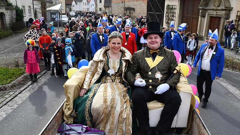 Flotte Klänge, ein Prinzenpaar und jede Menge Kamellen Flotte Klänge, ein Prinzenpaar und jede Menge Kamellen