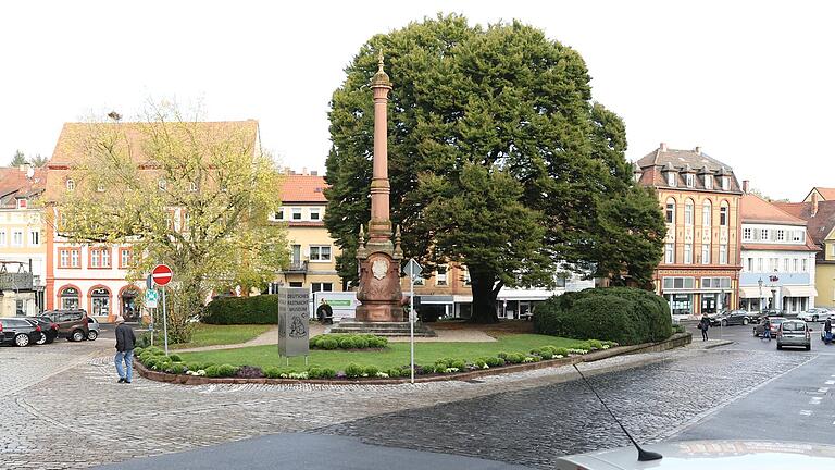 Eingezwängt zwischen Parkplätzen und Straßen liegt der Königsplatz in Kitzingen. Die Fläche hätte das Potenzial für einen kleinen Park mitten in der Altstadt. Ein städtebaulicher Wettbewerb soll Umgestaltungsmöglichkeiten vorstellen. Eingezwängt zwischen Parkplätzen und Straßen liegt der Königsplatz in Kitzingen. Die Fläche hätte das Potenzial für einen kleinen Park mitten in der Altstadt. Ein städtebaulicher Wettbewerb soll Umgestaltungsmöglichkeiten vorstellen.