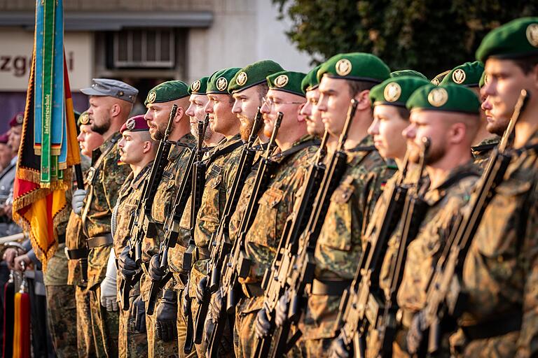 Die Truppenfahne mit ihren Fahnenbegleitoffizieren, rechts daneben schloss sich der Ehrenzug an. Die Truppenfahne mit ihren Fahnenbegleitoffizieren, rechts daneben schloss sich der Ehrenzug an. 