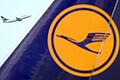 Lufthansa-Logo       -  Die Lufthansa stellt ihre tägliche Verbindung Frankfurt -Peking auf den Prüfstand (Archivfoto)
