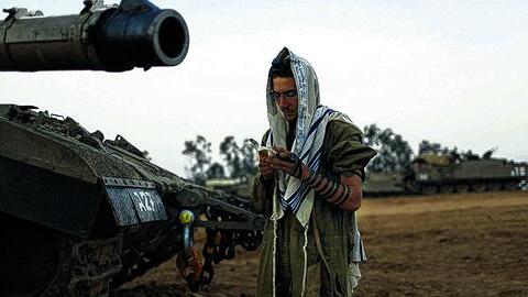 Waffenruhe in Sicht? Ein israelischer Soldat, der an der Grenze zum Gazastreifen stationiert ist, beim Gebet.