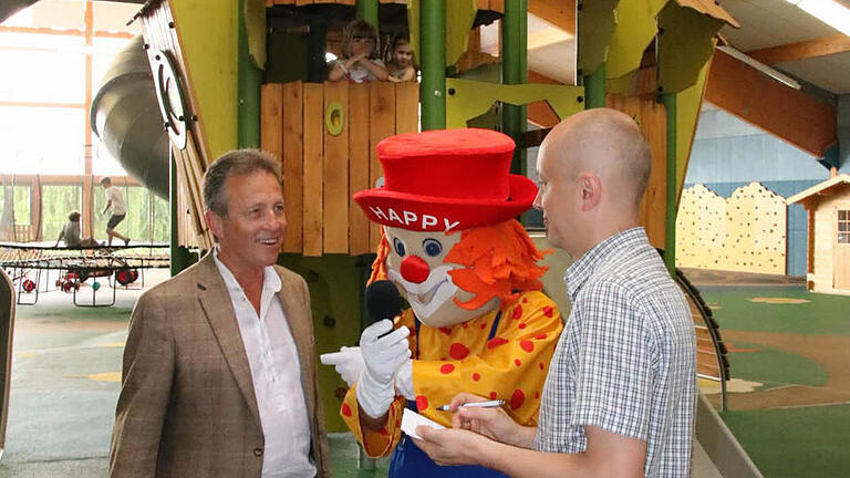 Kinder als Zuschauer und Haus-Clown 'Happy' als Mikrofonhalter: Redakteur Ralf Ruppert (rechts) sprach in launiger Atmosphäre mit Hans Markwalder, Direktor des Hotels Sonnenhügel. Foto: Sebastian Elsässer - Kinder als Zuschauer und Haus-Clown 'Happy' als Mikrofonhalter: Redakteur Ralf Ruppert (rechts) sprach in launiger Atmosphäre mit Hans Markwalder, Direktor des Hotels Sonnenhügel. Foto: Sebastian Elsässer Kinder als Zuschauer und Haus-Clown 'Happy' als Mikrofonhalter: Redakteur Ralf Ruppert (rechts) sprach in launiger Atmosphäre mit Hans Markwalder, Direktor des Hotels Sonnenhügel. Foto: Sebastian Elsässer - Kinder als Zuschauer und Haus-Clown 'Happy' als Mikrofonhalter: Redakteur Ralf Ruppert (rechts) sprach in launiger Atmosphäre mit Hans Markwalder, Direktor des Hotels Sonnenhügel. Foto: Sebastian Elsässer