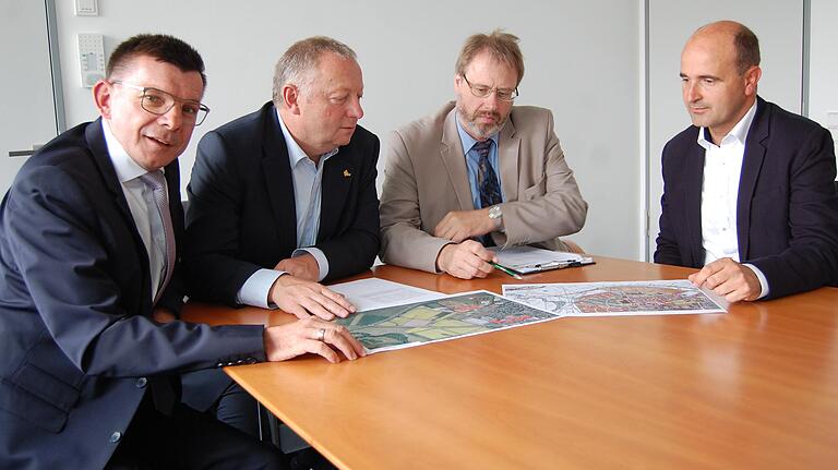Das Vorhaben eines Schulcampus präsentierten (von links) Hammelburgs Bürgermeister Armin Warmuth, Landrat Thomas Bold, Schulleiter Matthias Ludolph und Andreas Fuchs von der Bauverwaltung am Landratsamt.