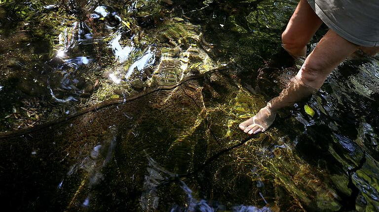 Waten durchs kühle Wasser: ein Kneippbecken, das auf die Anwendungen des Wörishofener Pfarrer zurück geht.