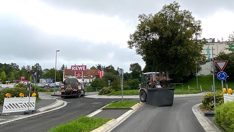 Endspurt bei den Arbeiten am BayWa-Kreisel in Mellrichstadt: Ab 9. September soll hier wieder freie Fahrt herrschen.