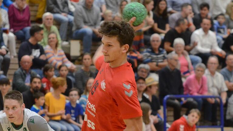 Lohrs Dawid Walaszcyk (am Ball) agierte beim ersten Saisonsieg gegen Rimpar glücklos. Beim TV Erlangen/Bruck soll der polnische Neuzugang besser ins Spiel eingebunden werden. Lohrs Dawid Walaszcyk (am Ball) agierte beim ersten Saisonsieg gegen Rimpar glücklos. Beim TV Erlangen/Bruck soll der polnische Neuzugang besser ins Spiel eingebunden werden.