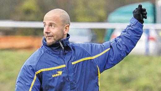 Synchron geht anders: die Ochsenfurter Trainer Hans Mahlmeister (oben) und Mario Rothemel.