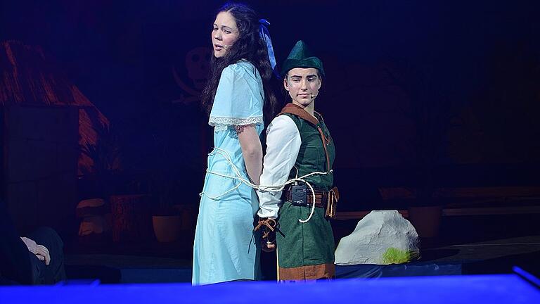 MPG Peter Pan Wendy Pan - Die Schlinge zieht sich bedrohlich zu um Wendy (Katharina Schock, links) und Peter Pan (Yasmin Dankert). Doch dem klugen Jungen fällt bestimmt eine Lösung ein. MPG Peter Pan Wendy Pan - Die Schlinge zieht sich bedrohlich zu um Wendy (Katharina Schock, links) und Peter Pan (Yasmin Dankert). Doch dem klugen Jungen fällt bestimmt eine Lösung ein.