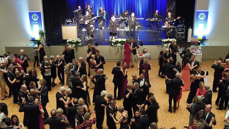 Am vergangenen Samstag fand wieder der traditionelle Lions-Ball in der Stadthalle statt. Am vergangenen Samstag fand wieder der traditionelle Lions-Ball in der Stadthalle statt.